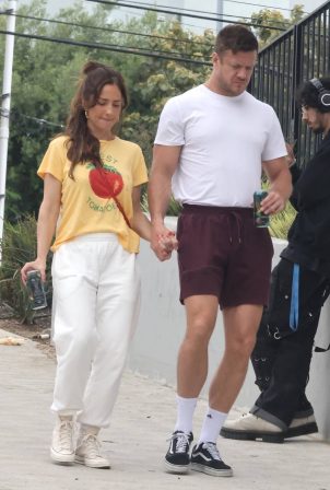 Minka Kelly - Shopping with her boyfriend Dan Reynolds at Erewhon in L.A