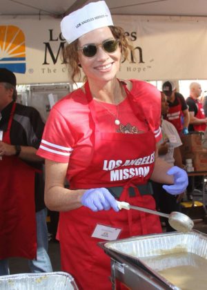 Minnie Driver - Los Angeles Mission Thanksgiving Meal for the homeless in LA