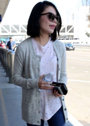 Miranda Cosgrove - Arrives at LAX Airport in Los Angeles