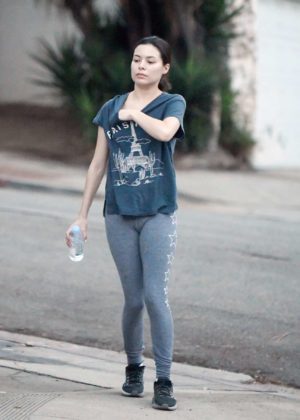 Miranda Cosgrove - Make up free with a friend in Los Angeles