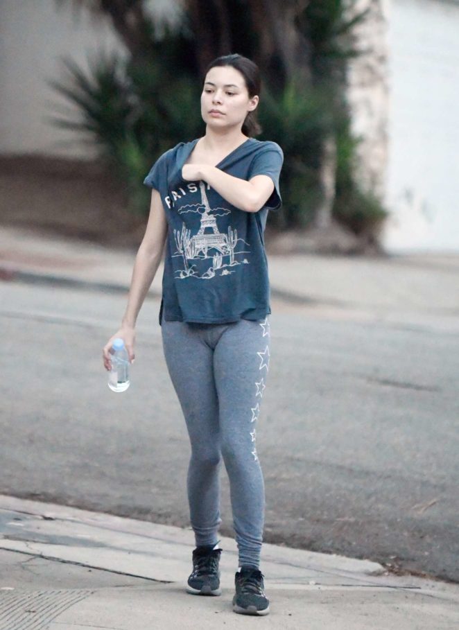 Miranda Cosgrove - Make up free with a friend in Los Angeles