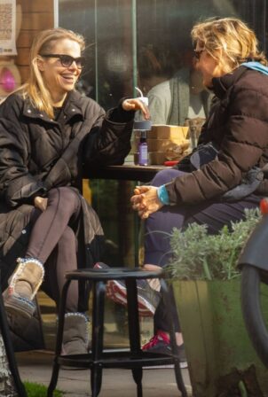 Mircea Monroe - With a friend during an animated lunch in Primrose Hill