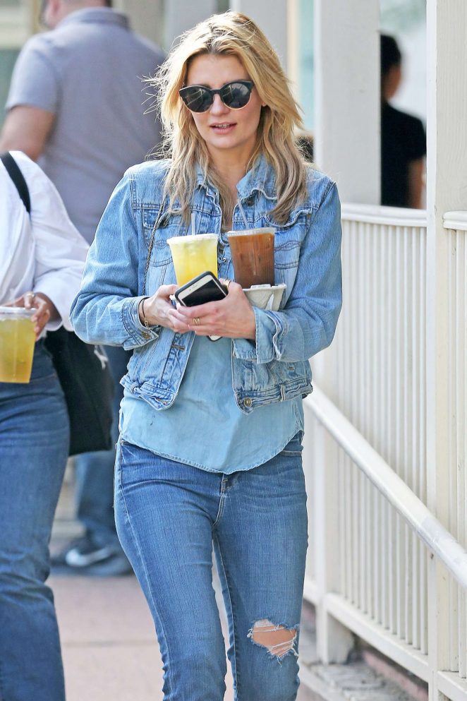 Mischa Barton at Le Pain Quotidien in West Hollywood