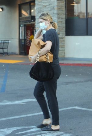 Mischa Barton - Grocery shopping at VONS in Los Angeles