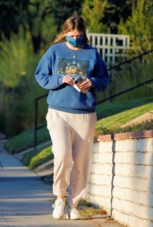 Mischa Barton - Walk around her Los Angeles neighborhood