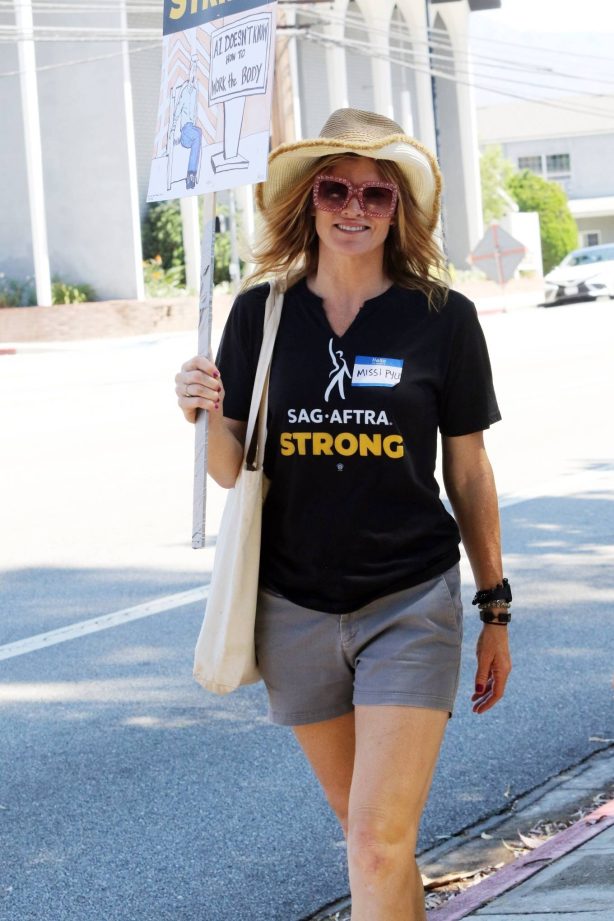 Missi Pyle - Support the SAG Strike in Hollywood