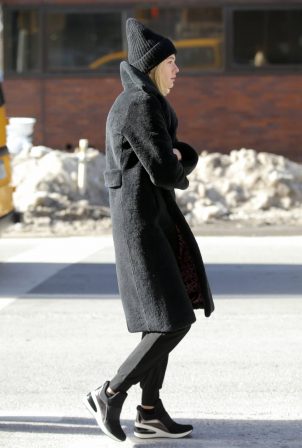 Model Elle Rattigan - Heading to an DKNY photo shoot in New York