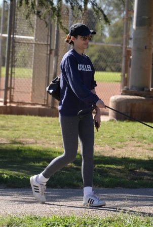 Molly Hurwitz - Seen out for a walk at a park in Los Angeles