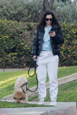Molly Hurwitz - Spotted walking her dog in Los Angeles