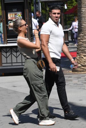Molly-Mae Hague - With Tommy Fury at Universal Studios Hollywood amusement park