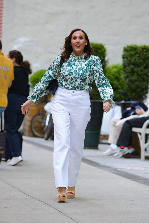 Molly Shannon - In white pants running some errands in New York