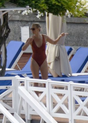 Molly Sims in Swqimsuit on vacation in Italy