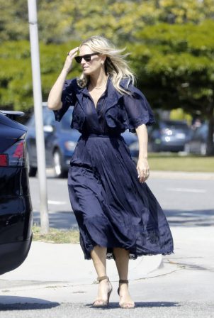 Molly Sims - Is seen while out in Santa Monica