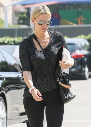 Molly Sims - Leaving Medical Building in Los Angeles
