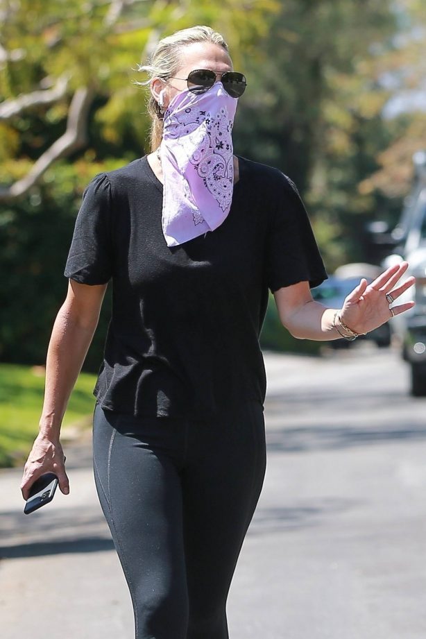 Molly Sims - Out for a walk in Santa Monica