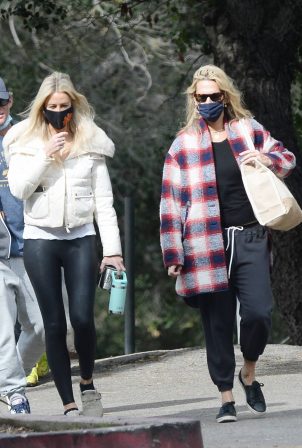 Molly Sims - out to a park with friends in Los Angeles
