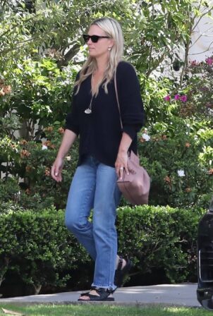 Molly Sims - Picks up her daughter from school in Santa Monica