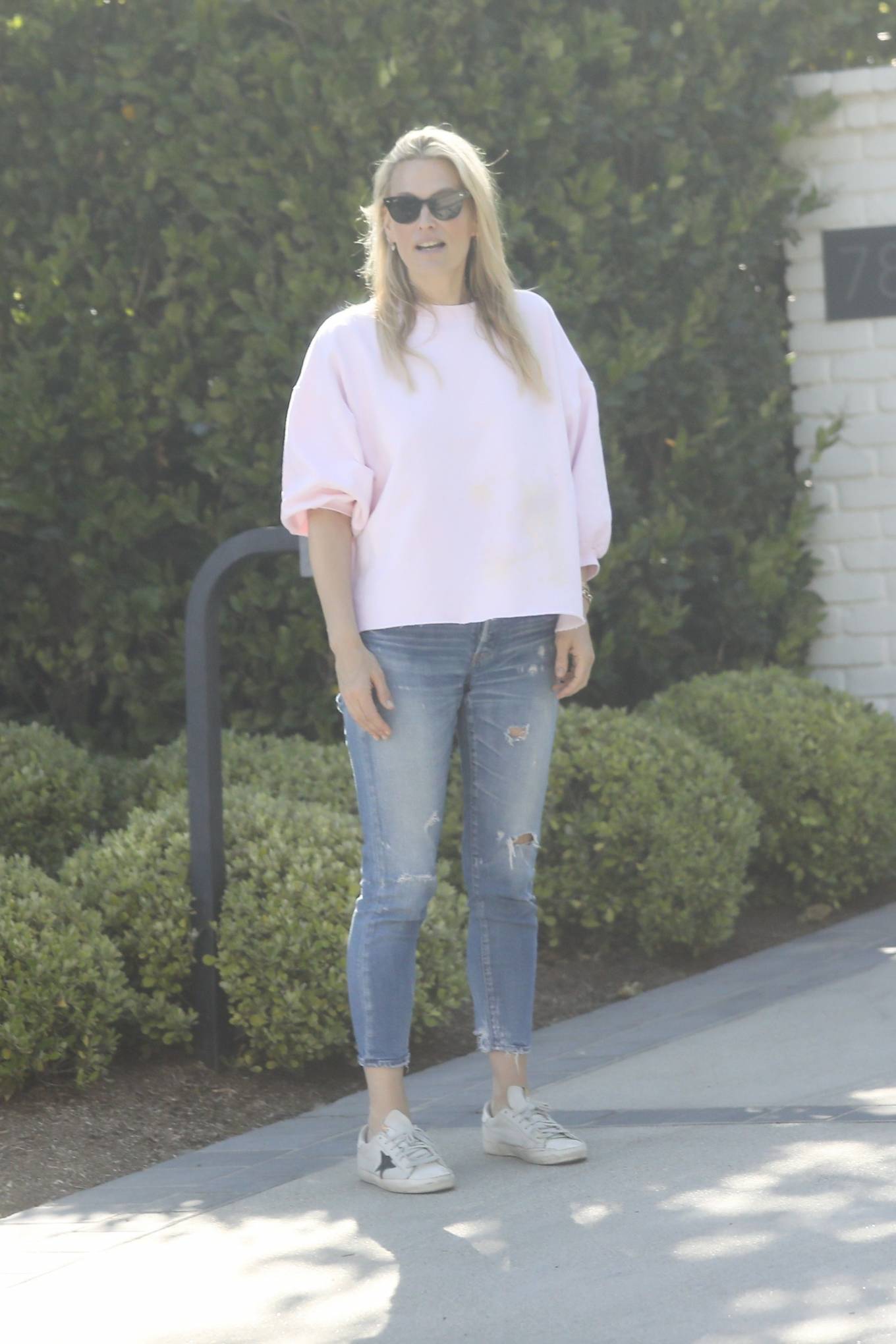 Molly Sims â€“ Pictured at her home
