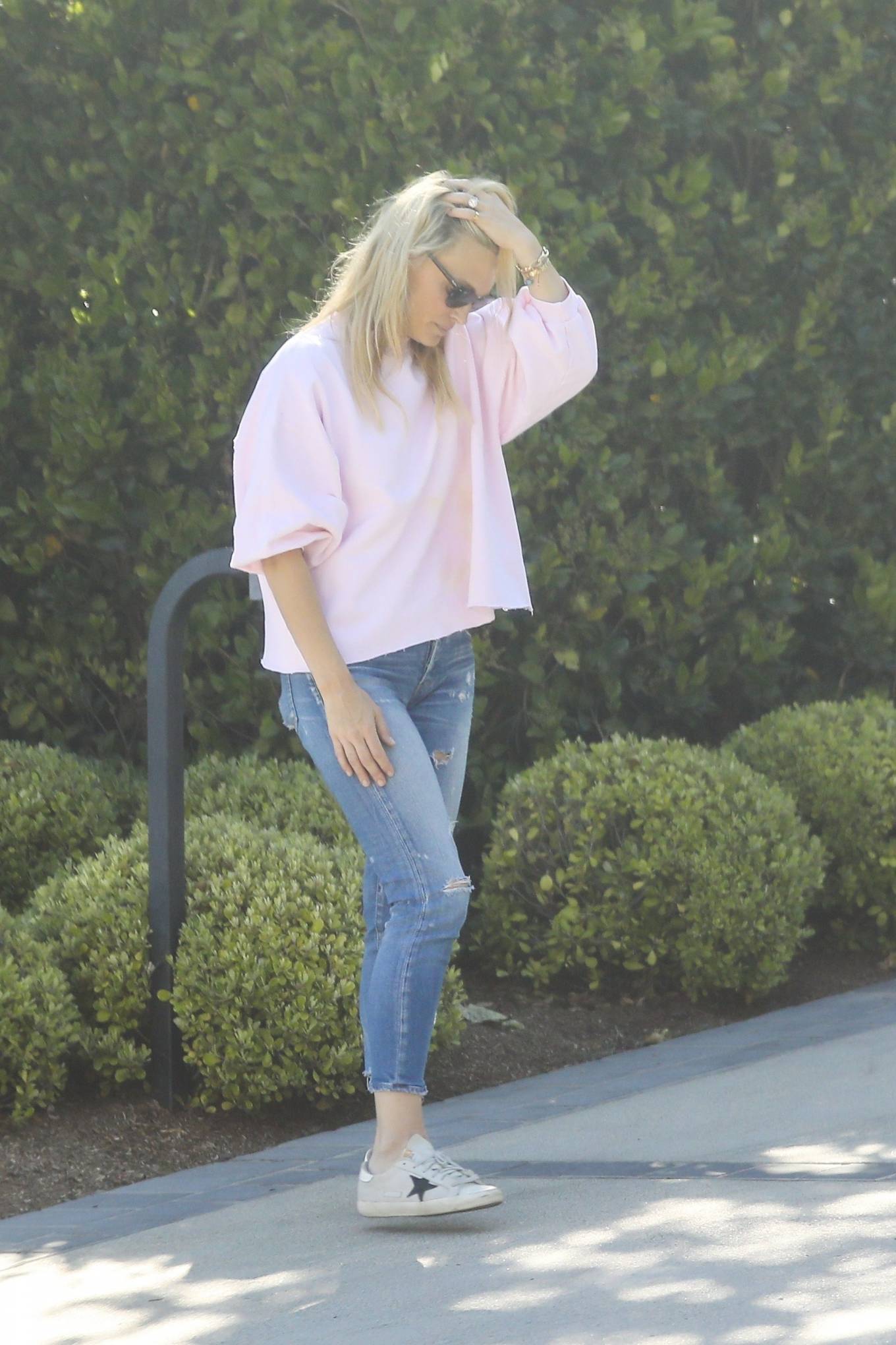 Molly Sims â€“ Pictured at her home