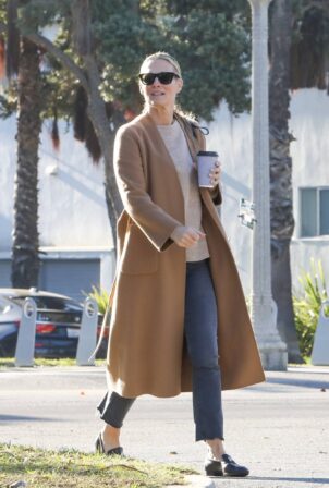 Molly Sims - Steps out for a morning cup of coffee in Santa Monica