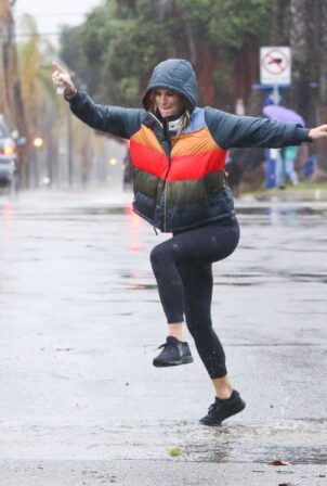 Molly Sims - Walking in the rain in Los Angeles