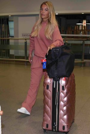 Molly Smith - Goes makeup free into Manchester airport