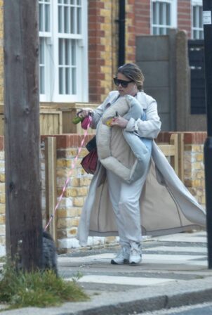 Nadia Essex - Seen carrying the dogs bed in hand in London