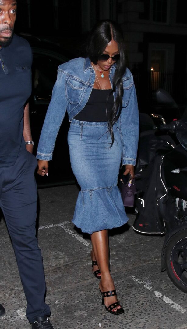 Naomi Campbell - Dinner candids at Twenty Two in London