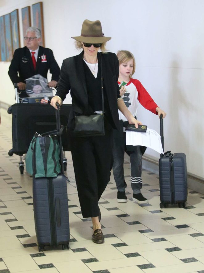 Naomi Watts - Arrives with her children for Christmas in Brisbane