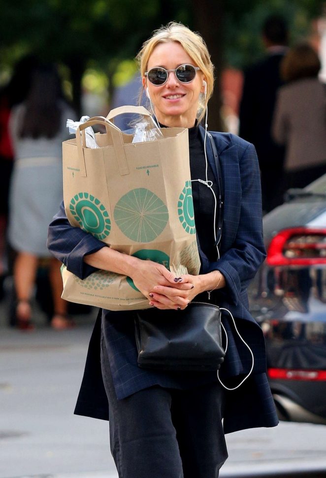 Naomi Watts - Shopping at Whole Foods in New York