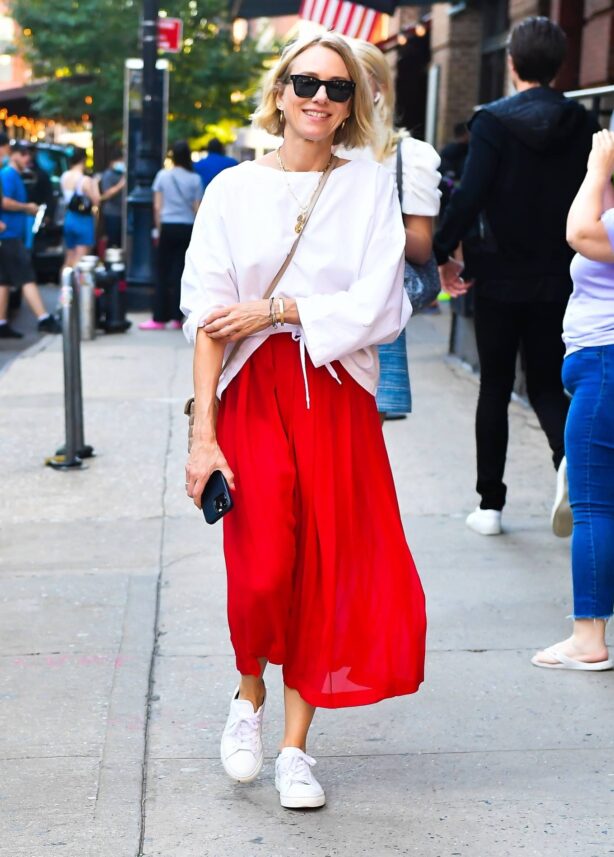 Naomi Watts - Walks to dinner in New York
