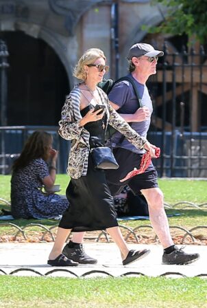 Naomi Watts - With her boyfriend Billy Crudup on a walk in Paris