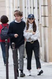 Natalia Dyer and Charlie Heaton - Walking in the streets of Paris