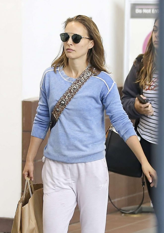 Natalie Portman - Arriving at the airport in Los Angeles