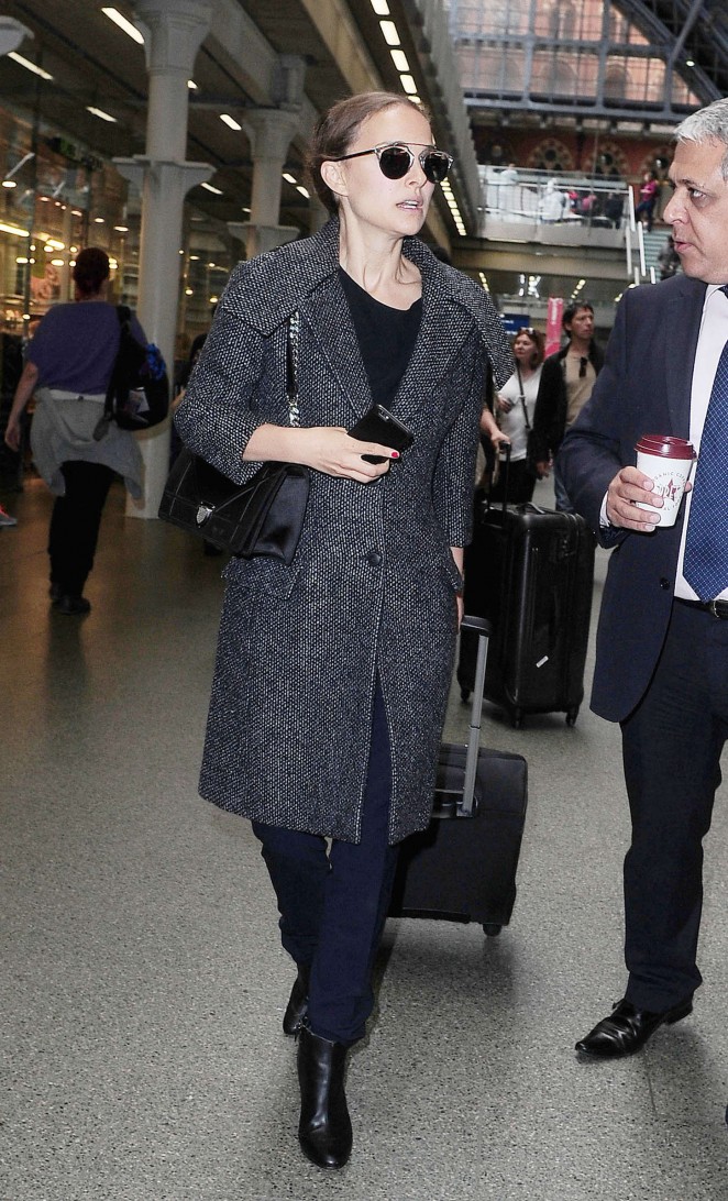 Natalie Portman - Arriving in London