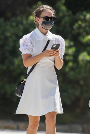 Natalie Portman - Cute in white summer dress in Sydney
