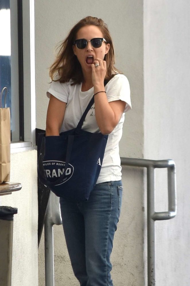 Natalie Portman grabs lunch at M Cafe in Beverly Hills