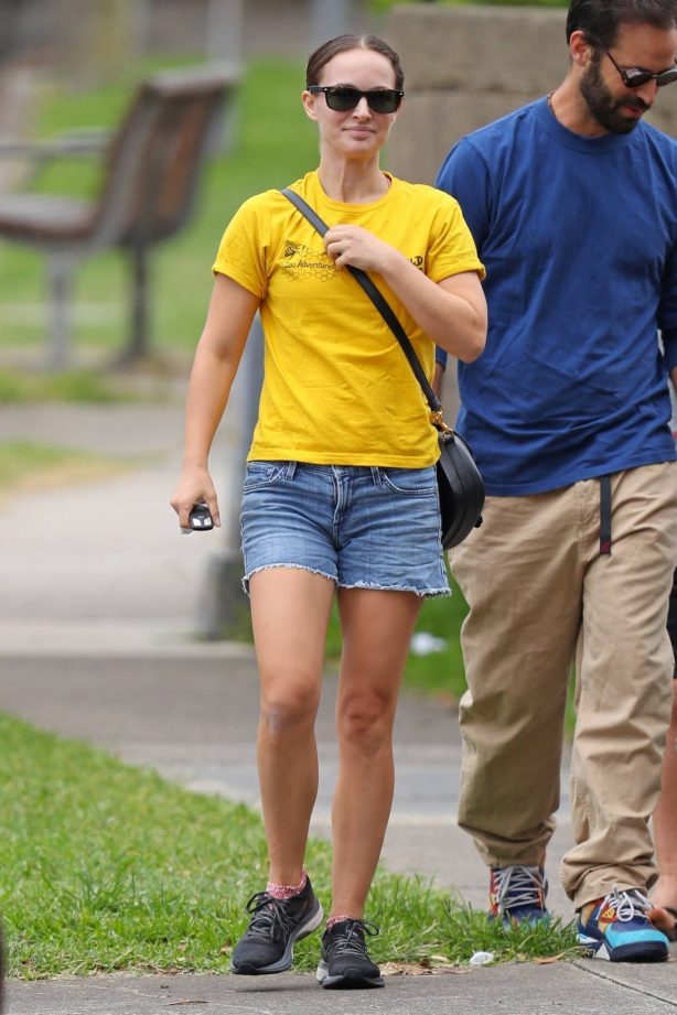 Natalie Portman - In a denim shorts grabs lunch in Sydney's Eastern Suburb