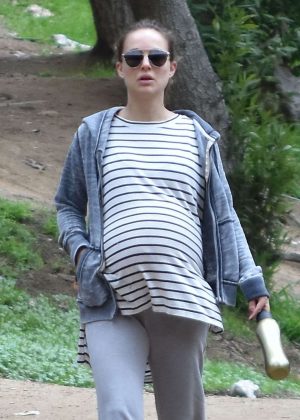 Natalie Portman out for a morning hike in Los Feliz