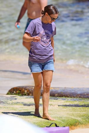 Natalie Portman - Seashell hunting in Sydney