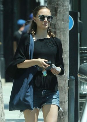 Natalie Portman - Shopping in Pasadena
