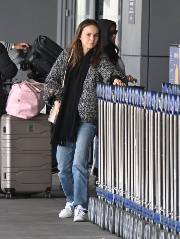 Natalie Portman - Spotted at JFK Airport in New York