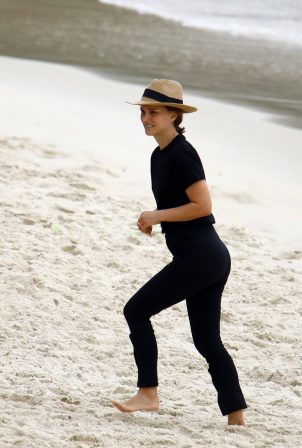 Natalie Portman - Spotted at Nielsen Park in Sydney
