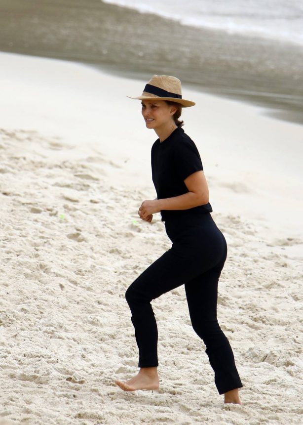 Natalie Portman - Spotted at Nielsen Park in Sydney