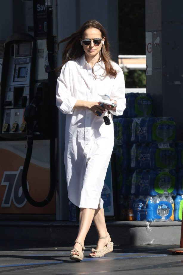 Natalie Portman - Spotted getting gas in Los Feliz