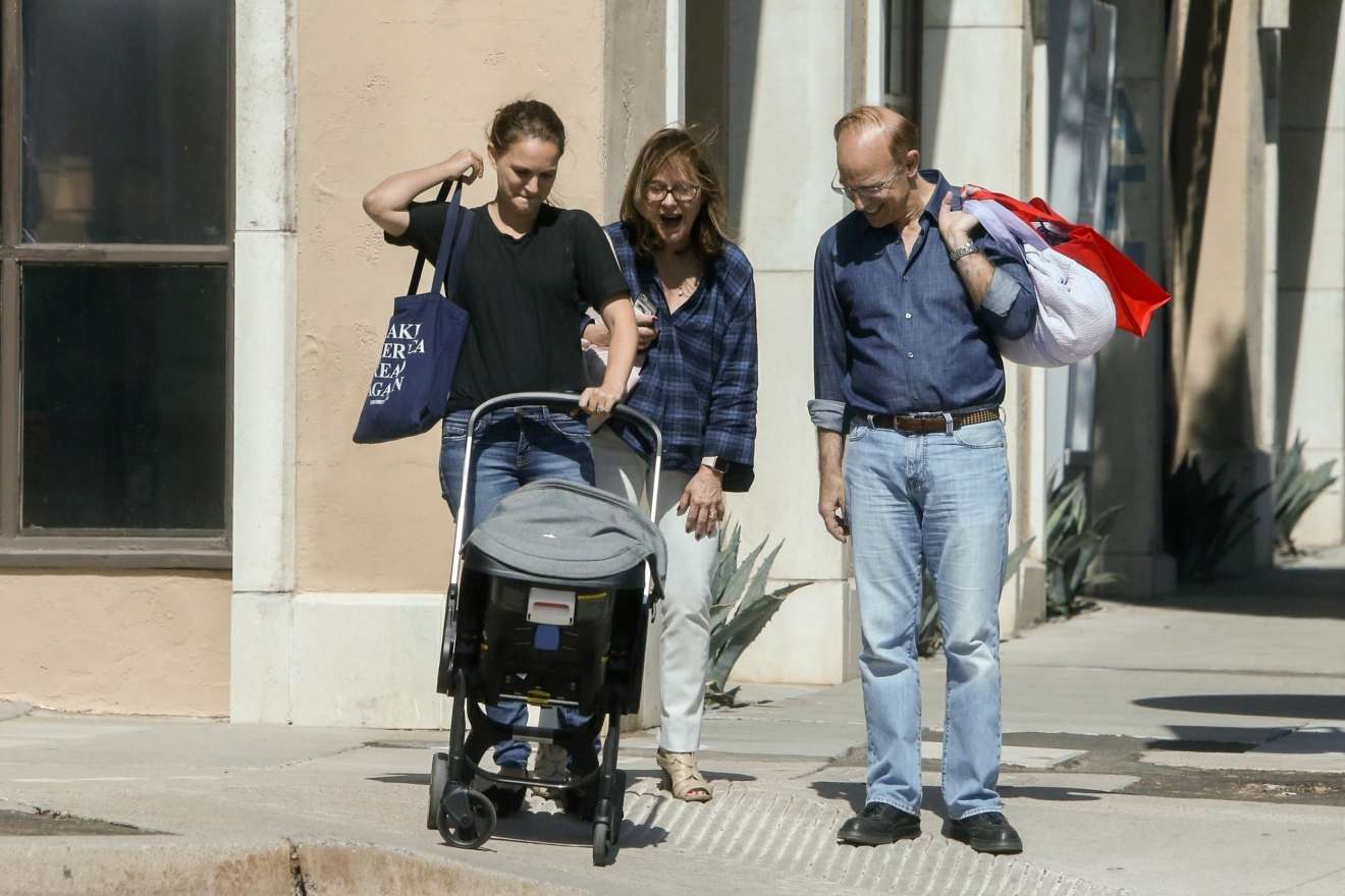 Natalie Portman: With her parents in Santa Monica-21 | GotCeleb