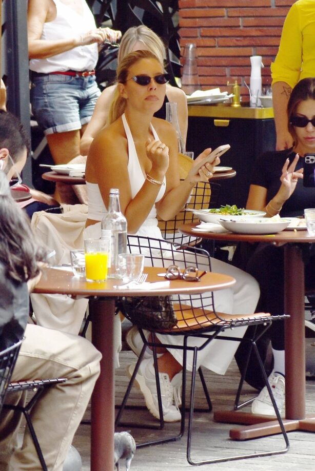 Natasha Oakley - out for lunch in Chelsea
