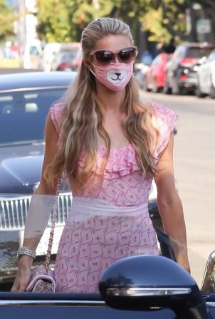 Nicky Hilton and Paris Hilton - Out on Melrose Avenue in Los Angeles