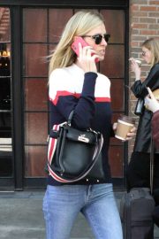 Nicky Hilton - Chats on the phone in New York