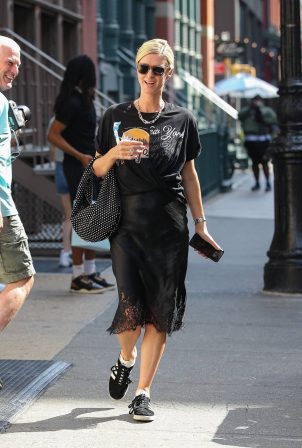 Nicky Hilton - Taking a stroll on the streets of New York